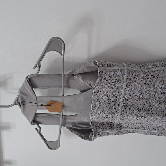 Lululemon tank top size 4 like NEW - Picture 5 of 7